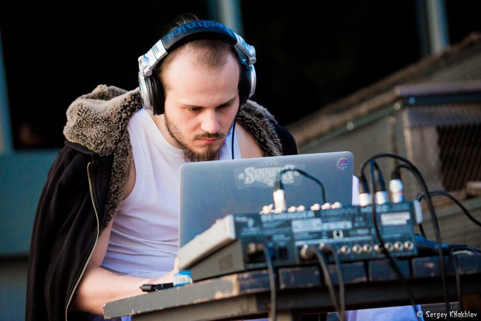 Фотосессия для диджея. Dj kantik shenai. Hat dj. Головные уборы диджеев. Диджей за пультом.
