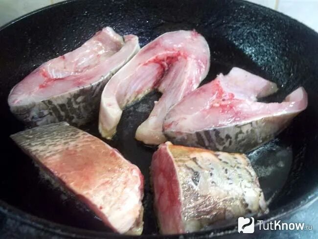 Как пожарить карпа кусочками. Карп жареный на сковороде. карп жареный кусочками. жареный карп на сковороде кусочками. карп жареный на сковороде кусочками с хрустящей корочкой.