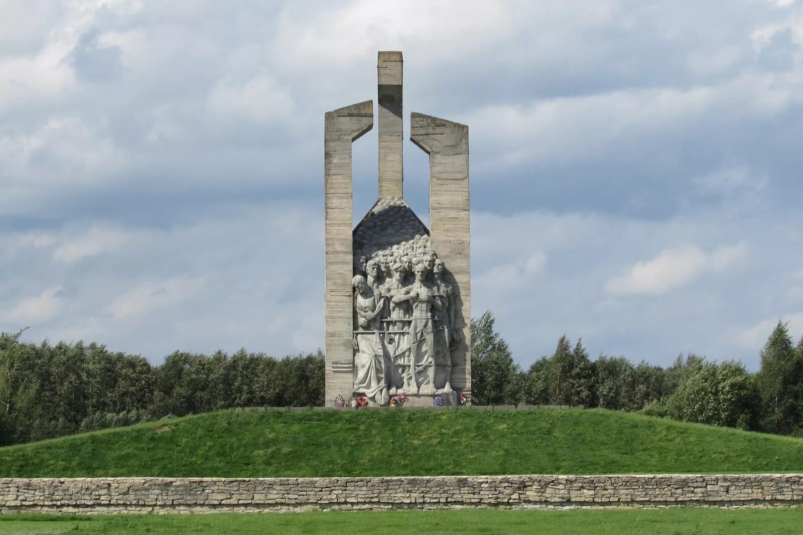 100 в пскове. Мемориал порхов дулаг 100. 100 в пскове. Псков центр города достопримечательности. Псковские достопримечательности.