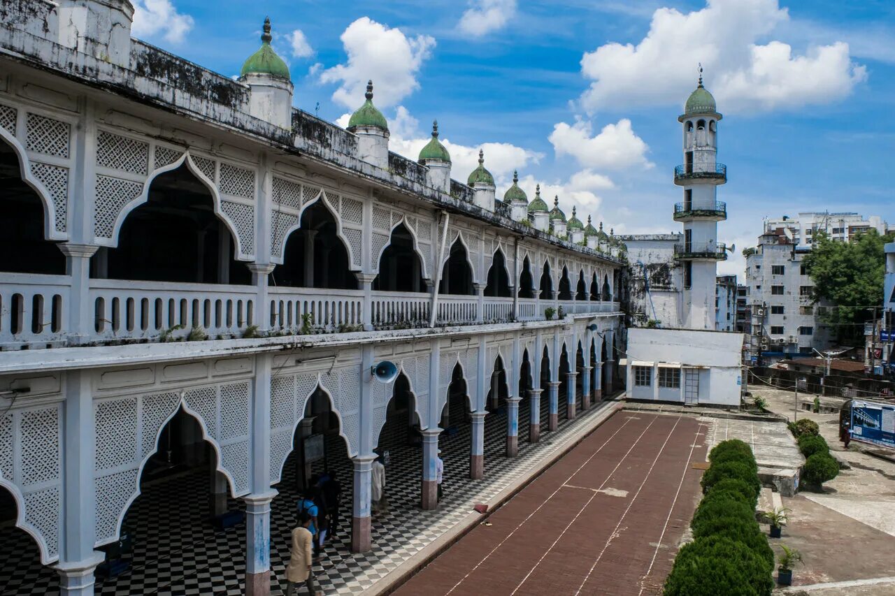 Мечеть хана мохаммада мридха дакка. Мечеть гунбад мечети бангладеш. Звездная мечеть дакка. Звездная мечеть бангладеш. Звёздная мечеть, дакка бангладеш.