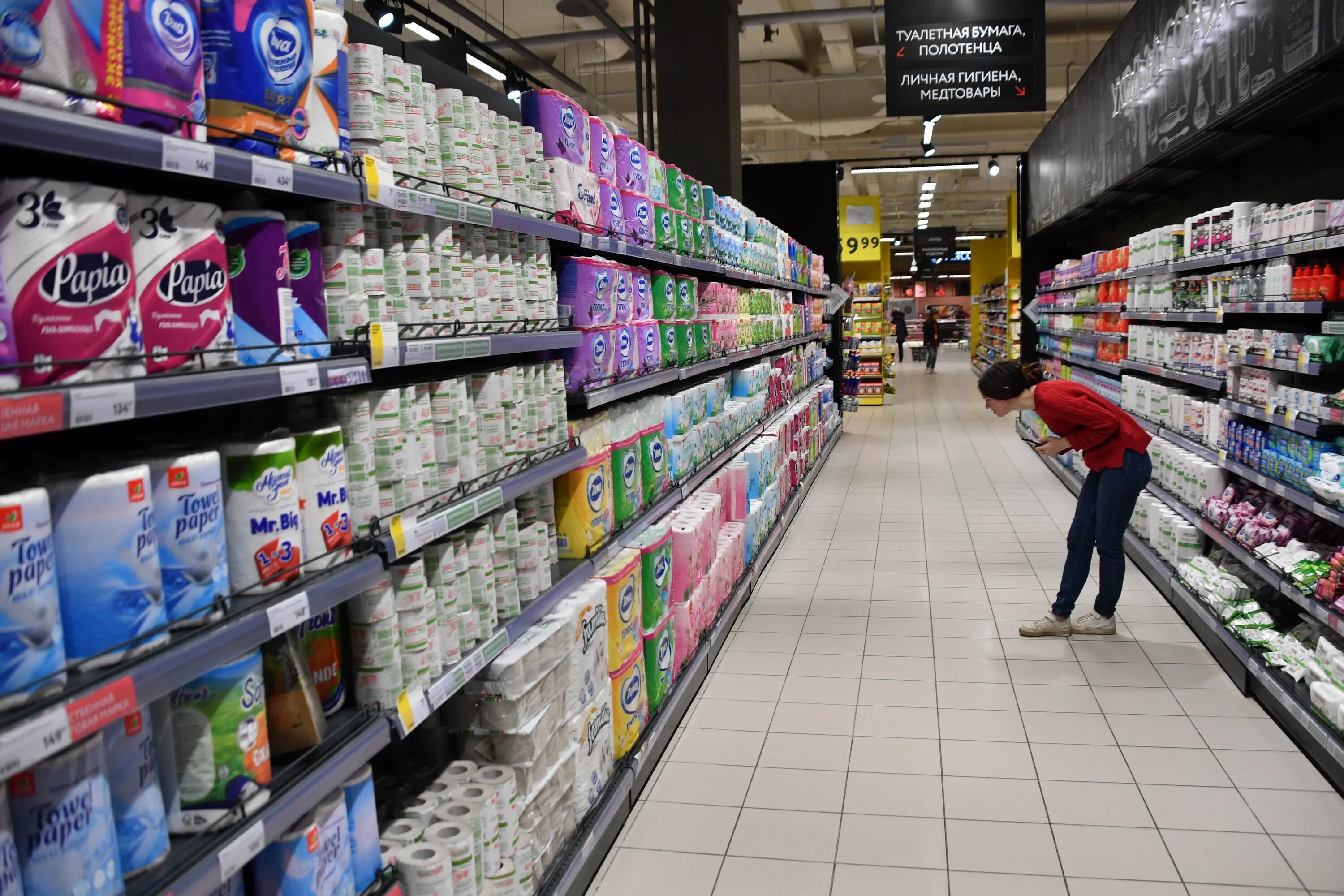 товары продукты. рост цен на продукты. какие продукты питания исчезнут с прилавков в 2022. покупатель в магазине. пустые полки россия.