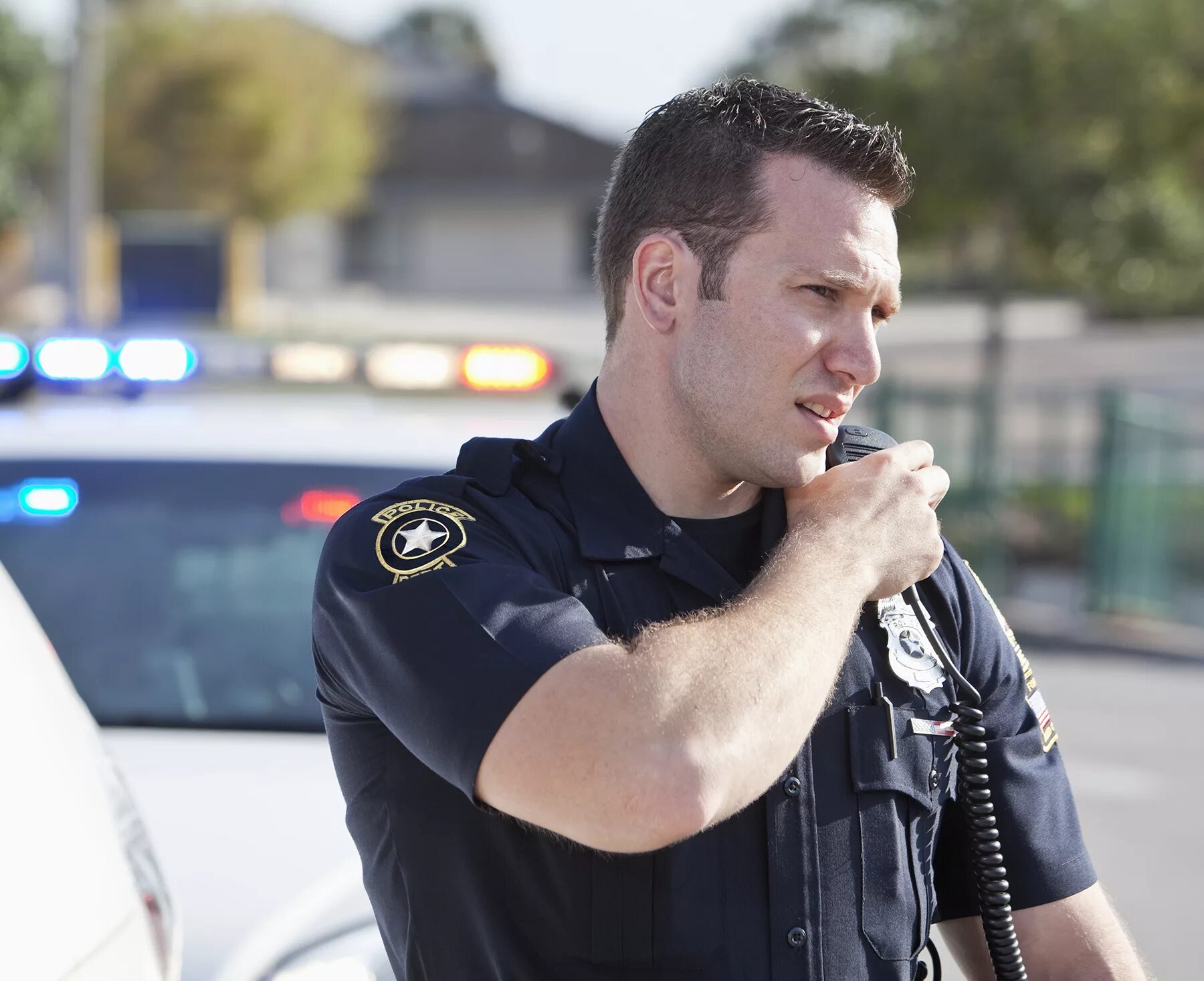 Американский полицейский говорит по телефону. Полицейский командный пункт. Мемы звоню в полицию. We call to police. Диспетчер 911.