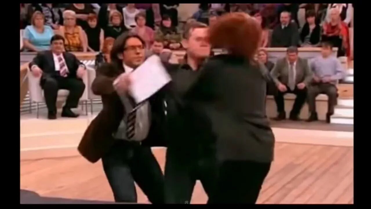 Пусть говорят с андреем малаховым драки. Драка в студии пусть говорят андрей малахов. Шоу малахов драка. Пусть говорят драка в студии. Драка в студии.