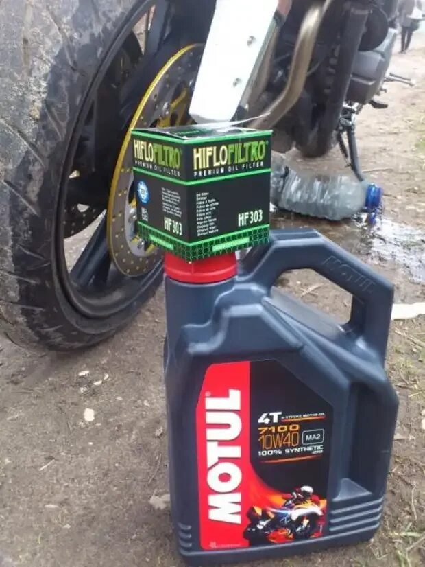 Масло лукойл 2т. Моторное масло для мотоцикла. Масло для эндуро мотоцикла 4т. Какое масло заливается в мотоцикл. Масло моторное для мопеда альфа 110.