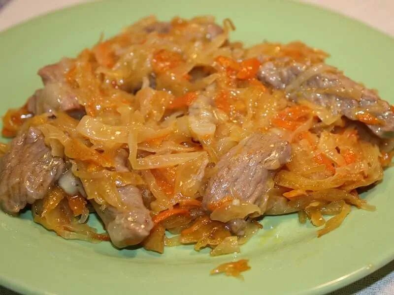 Тушеная капуста с мясом. Тушеная капуста с говядиной. Квашеная капуста с мясом. Тушёная квашеная капуста с мясом.