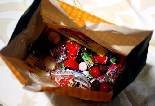 Сладости в больницу. Сладости в больницу. Сладкий подарок в коробочке. Вкусняшки в магазине. Сладости от парня.