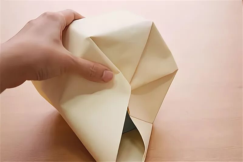 Упаковка шестиугольной коробки в подарочную бумагу. Упаковка подарков цилиндр. Упаковка подарков в бумагу цилиндр. Упаковка подарка шестиугольной формы.
