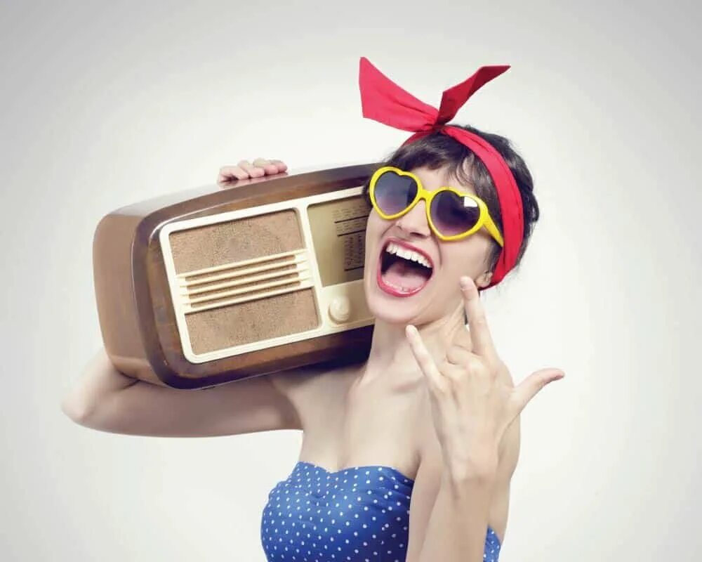 Радио привет. Креативная реклама радиостанций. Человек с радиоприемником. Девушка с радиоприемником. Реклама радиоприемника.