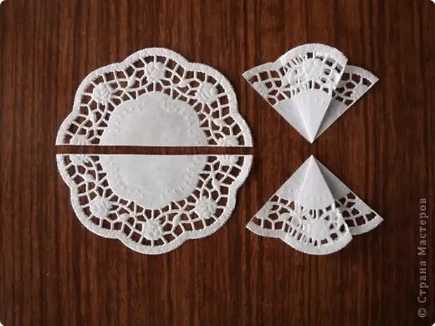 Поделки из ажурных салфеток. Поделки из резных салфеток. крылья ангелочка из ажурных салфеток. ромашка из ажурной салфетки. ангелочки на ёлочку из ажурных салфеток.