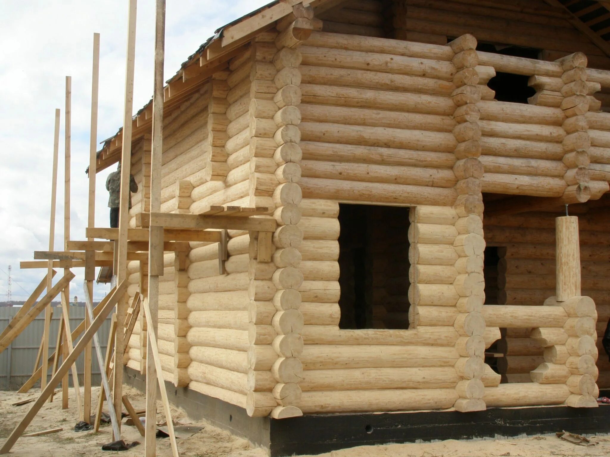 Сруб в чашу. Псковские срубы. Сруб работа. Отшлифовать сруб из бревна ручной рубки. Сруб работа.