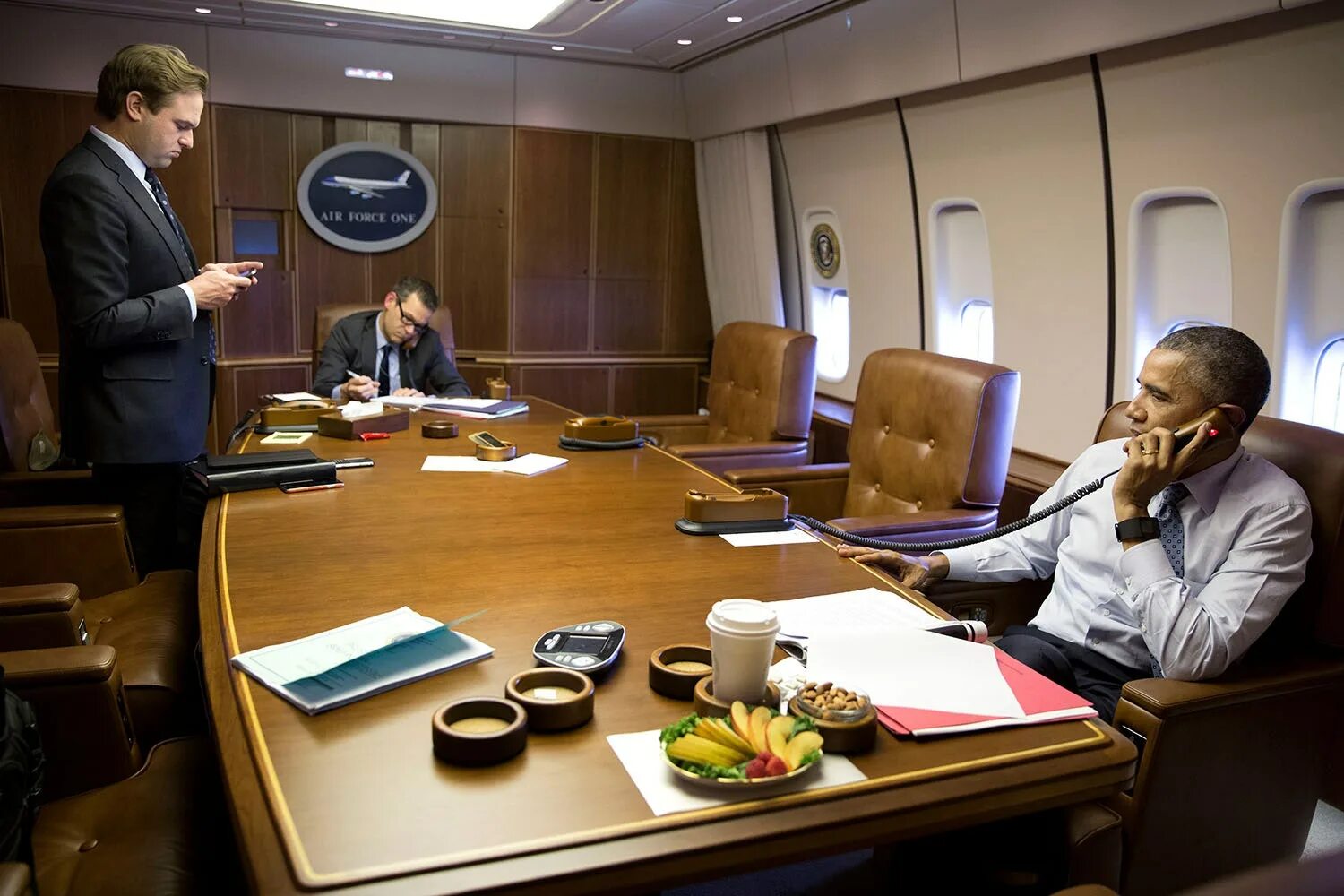 Борт 1 нетаньяху. Самолет президента сша air force one. борт 1 президента сша. барак обама в самолете. air force one внутри.
