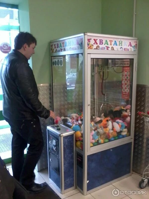 Как достать игрушку из автомата