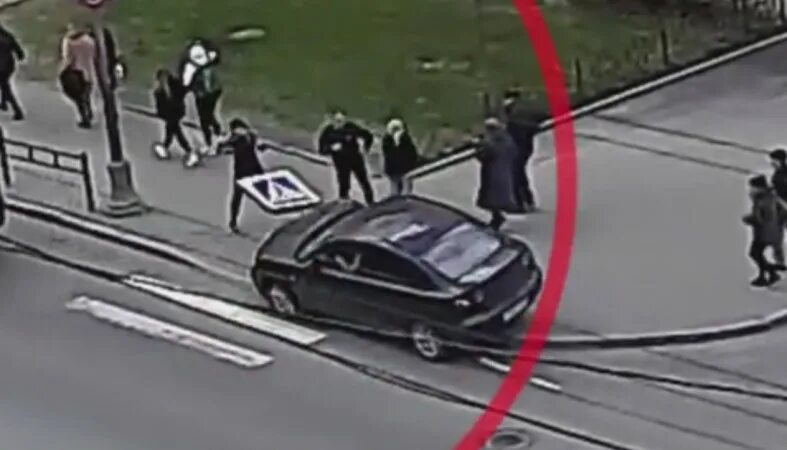 Чуть не задавила машина. Сбили человека на проспекте Ленина. Сбила машина камера видеонаблюдения. Чуть не сбила машина фото. Сбило дорожным знаком