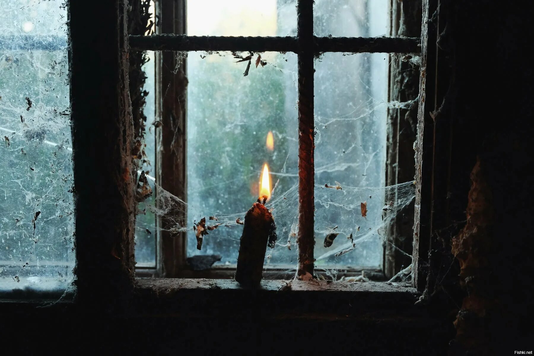 Свеча в окне. Горящая свеча на окне. Окно вечер. Дождь в окне. Сгоревшее окно
