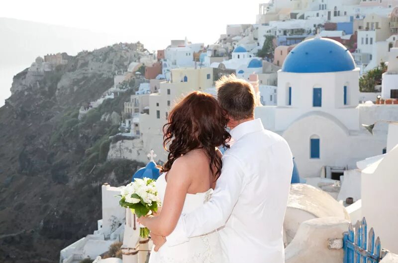 Греческое пара. Влюбленные на Санторини. Санторини Греция свадьба. Салоники Санторини. Свадьба в Греции красиво.