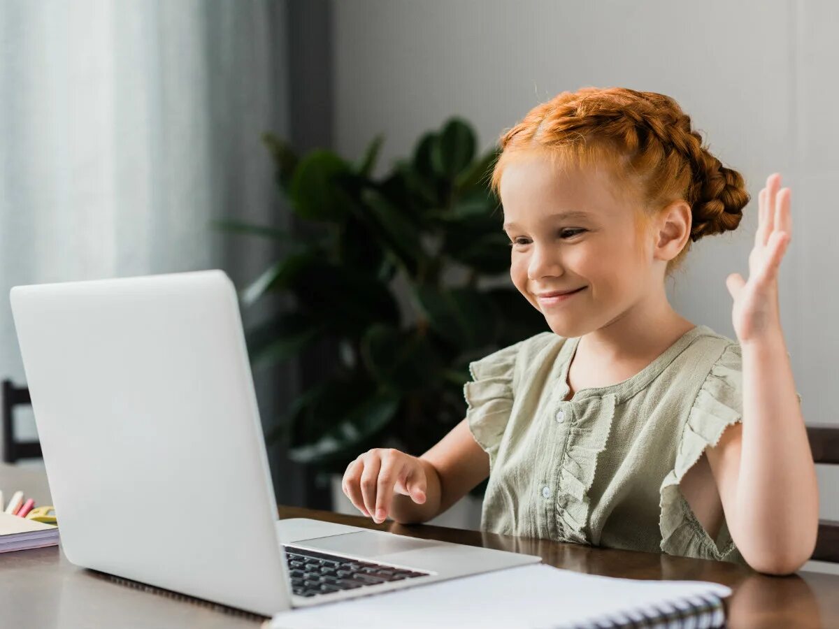Ребенок перед. Ребенок за ноутбуком. Занятие за компьютером. Ребенок занимается за компьютером. Занятие с ребенком на компьютере.