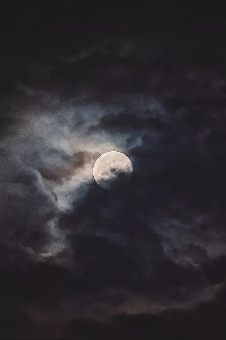 Свет бледной луны. Темное небо. Лунное небо. Темное небо с луной. Полнолуние Эстетика.