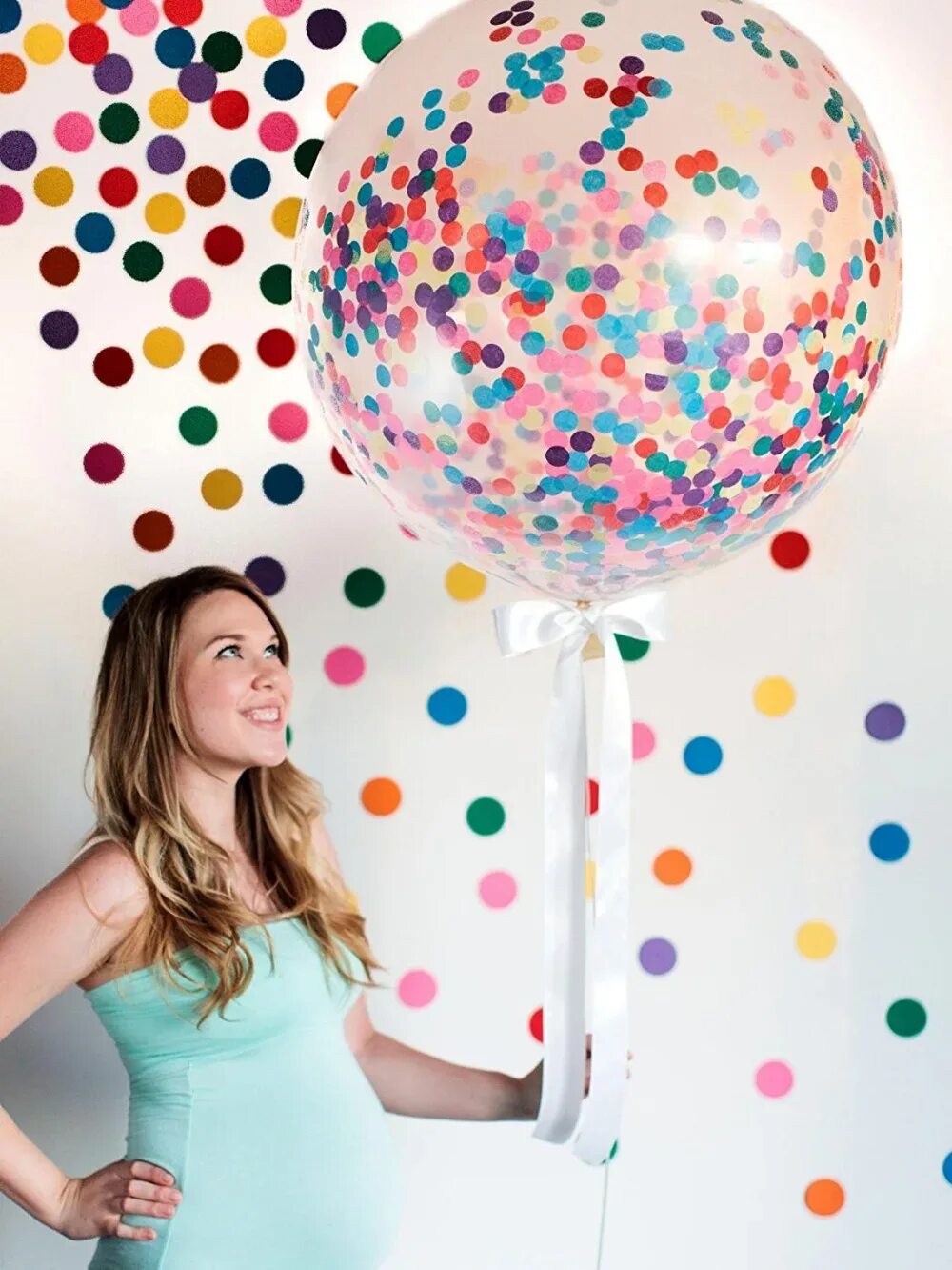 Фотосессия с воздушными шариками. Воздушный шар с конфетти. Воздушные шары с конфетти внутри. Фотозона с разноцветными шарами.