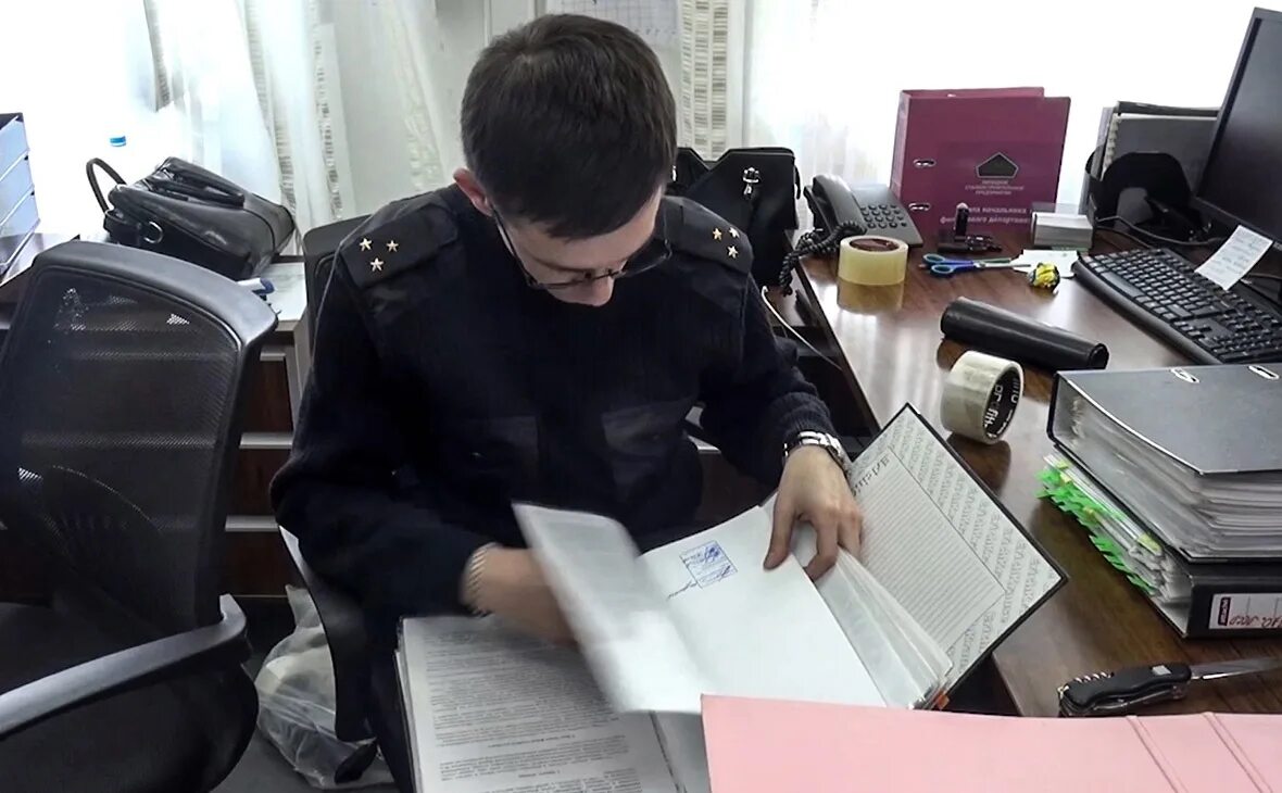 Выемка документов следователем. Выемка документов. обыск в помещении. обыск следователем. изъятие документов.