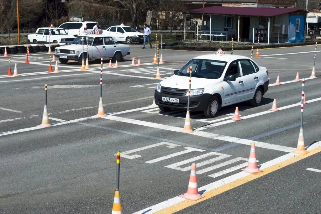 Разметка автодрома 2021. Площадка для вождения. Площадка автошколы. Машина для учебной езды.