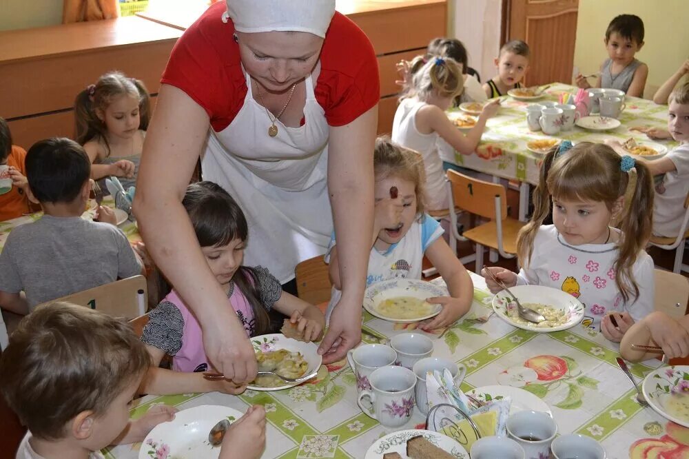 9 лет в садике. Дети в детском саду. Няня в детском саду. Нянечка в детский сад. Фото детей в детском саду.