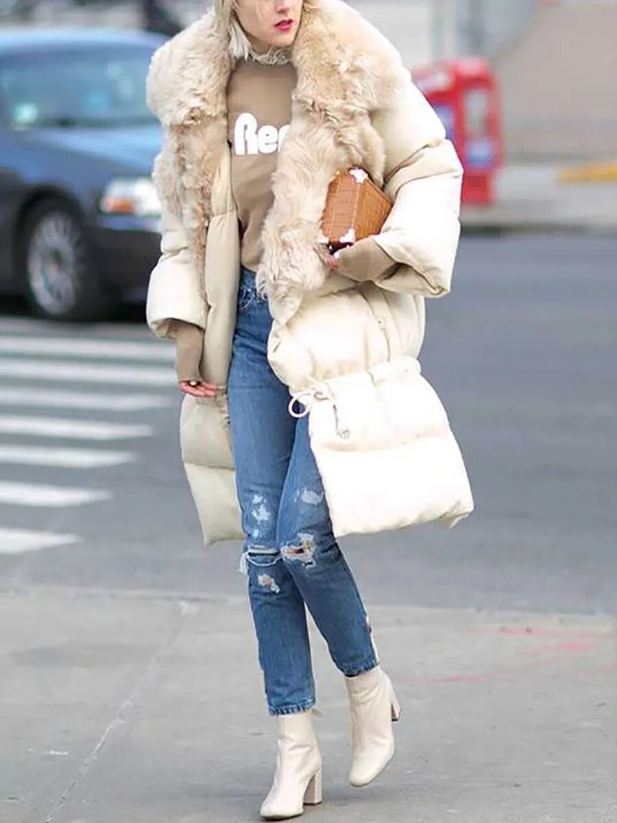 с чем носить белый пуховик зимой. сумка под белый пуховик. образы с белым пуховиком. зимняя куртка женская 2021с халафайбером. с чем носить белый пуховик зимой.