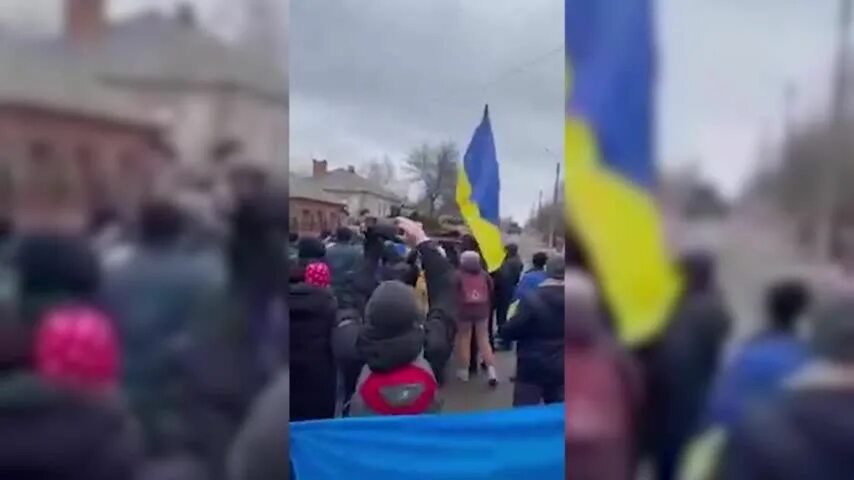 Остановитесь украина. Поддержка русских на Украине. Поют гимн Украины. Старобельск украинский флаг. Сорвали флаг Украины.