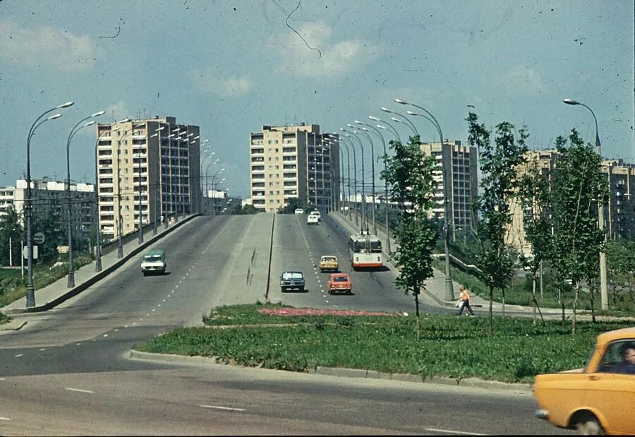 Южное измайлово челябинская улица. Закат в новогиреево. Южное измайлово площадь. Конечная автобусная станция южное измайлово. Первомайская дом 46.