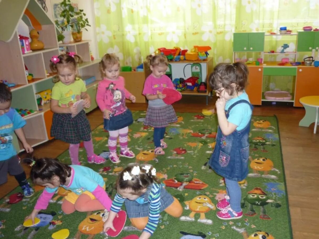 У медведя во бору младшая группа. Дети играют в игру у медведя во бору. У медведя во бору подвижная. У медведя во бору подвижная игра. Игра у медведя во бору.