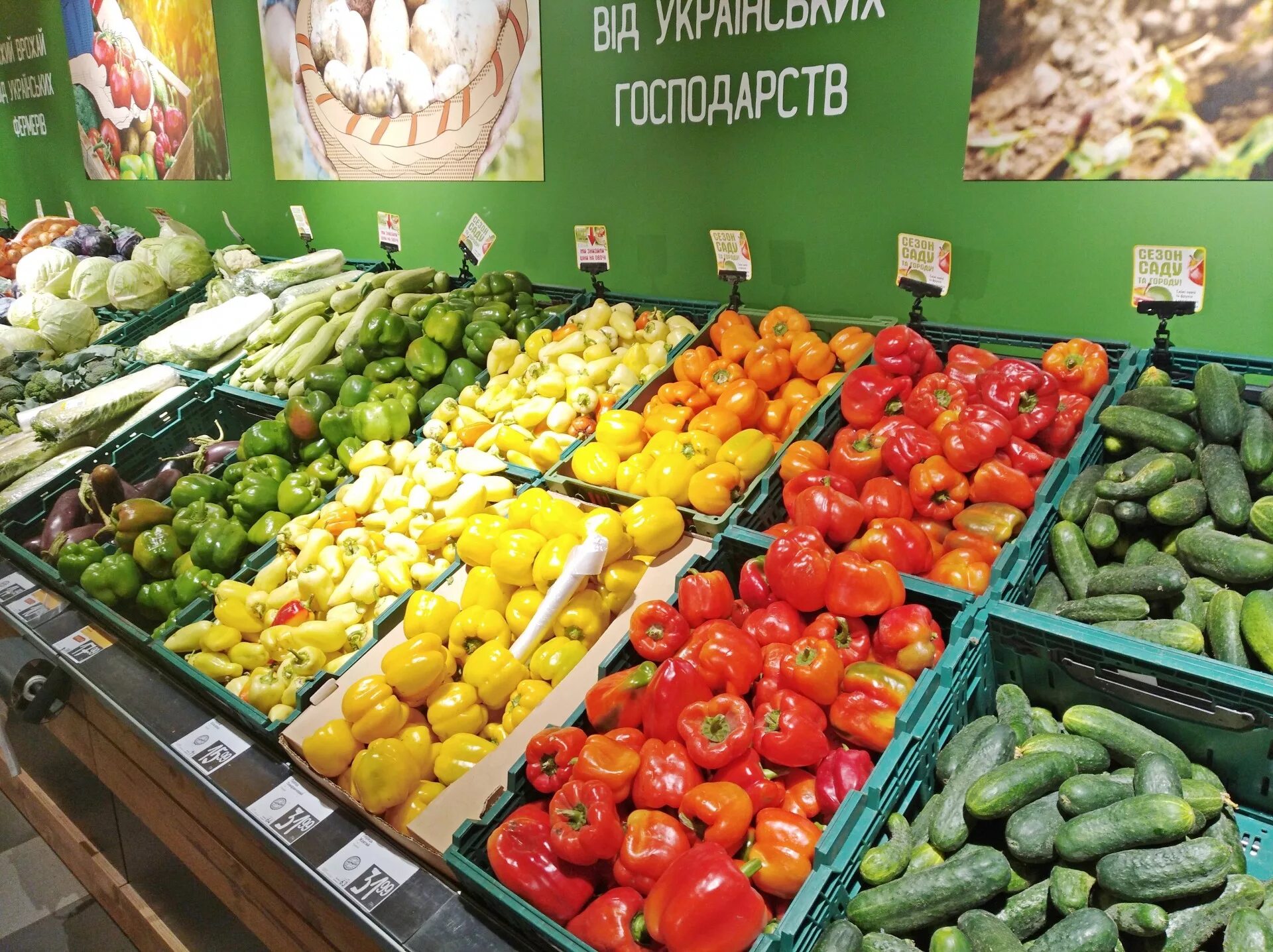 Vegetables shop. Выкладка овощей. Выкладка овощей и фруктов в магазине. Красивая выкладка овощей и фруктов. Магазин овощи фрукты.