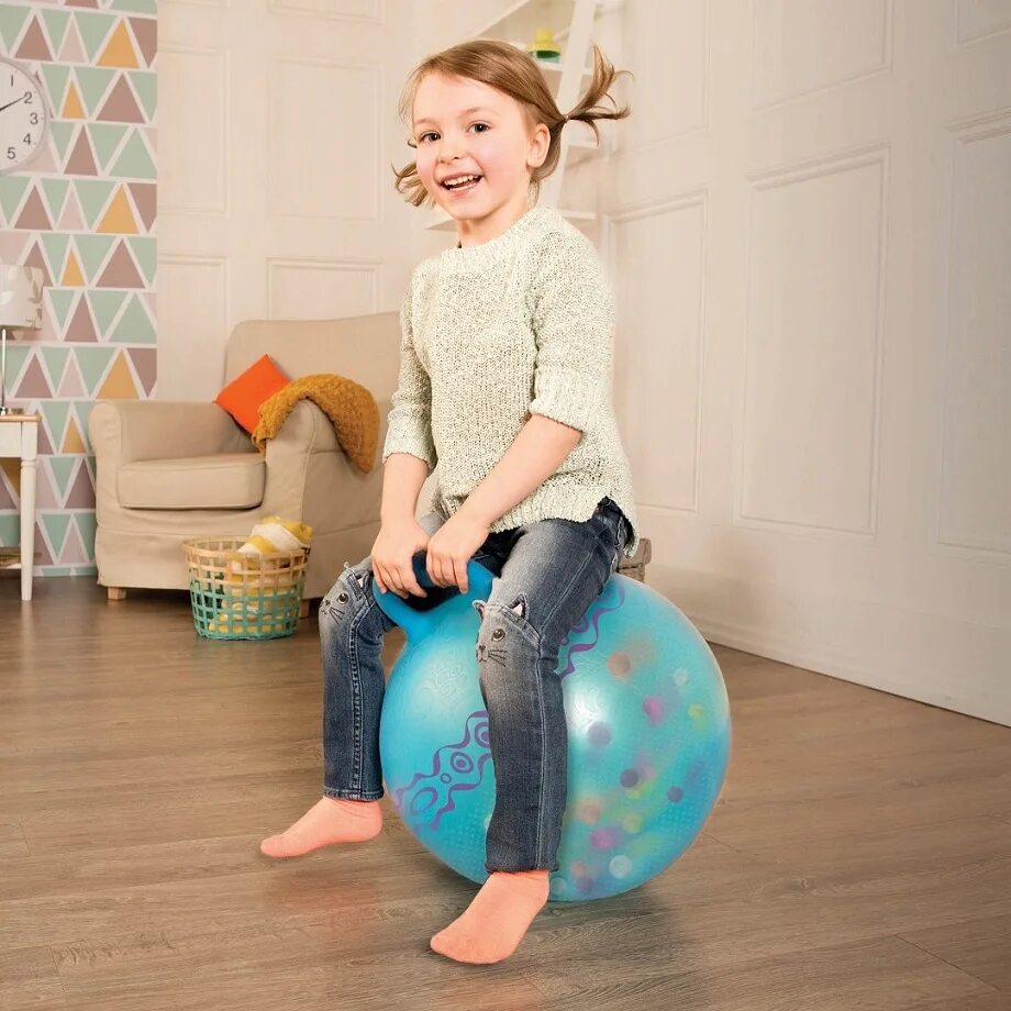 Блондинка на пляжном мяче. Девочка с мячом. Девушка прыгает на мячике. Фитбол розовый с рожками. Девочка прыгает на мяче.