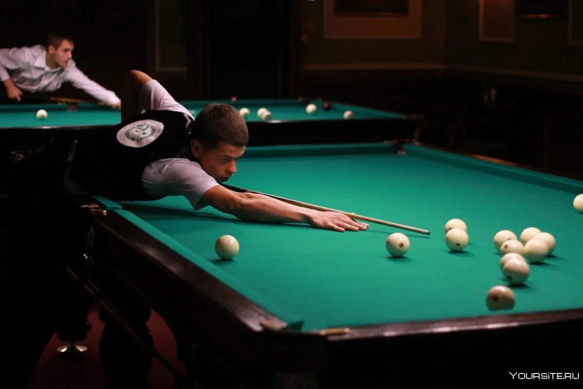 Американский бильярд. Бильярд фо ю. Бильярд фо ю. Человек играющий в бильярд. Бильярдный стол снукер.