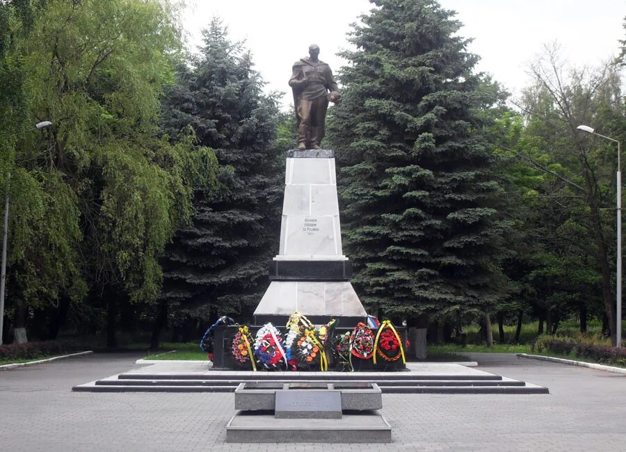 Братская могила в 10 микрорайоне зеленограда. Памятники в зеленограде. Памятник в парке победы зеленоград. Памятники в зеленограде. Братская могила в зеленограде.