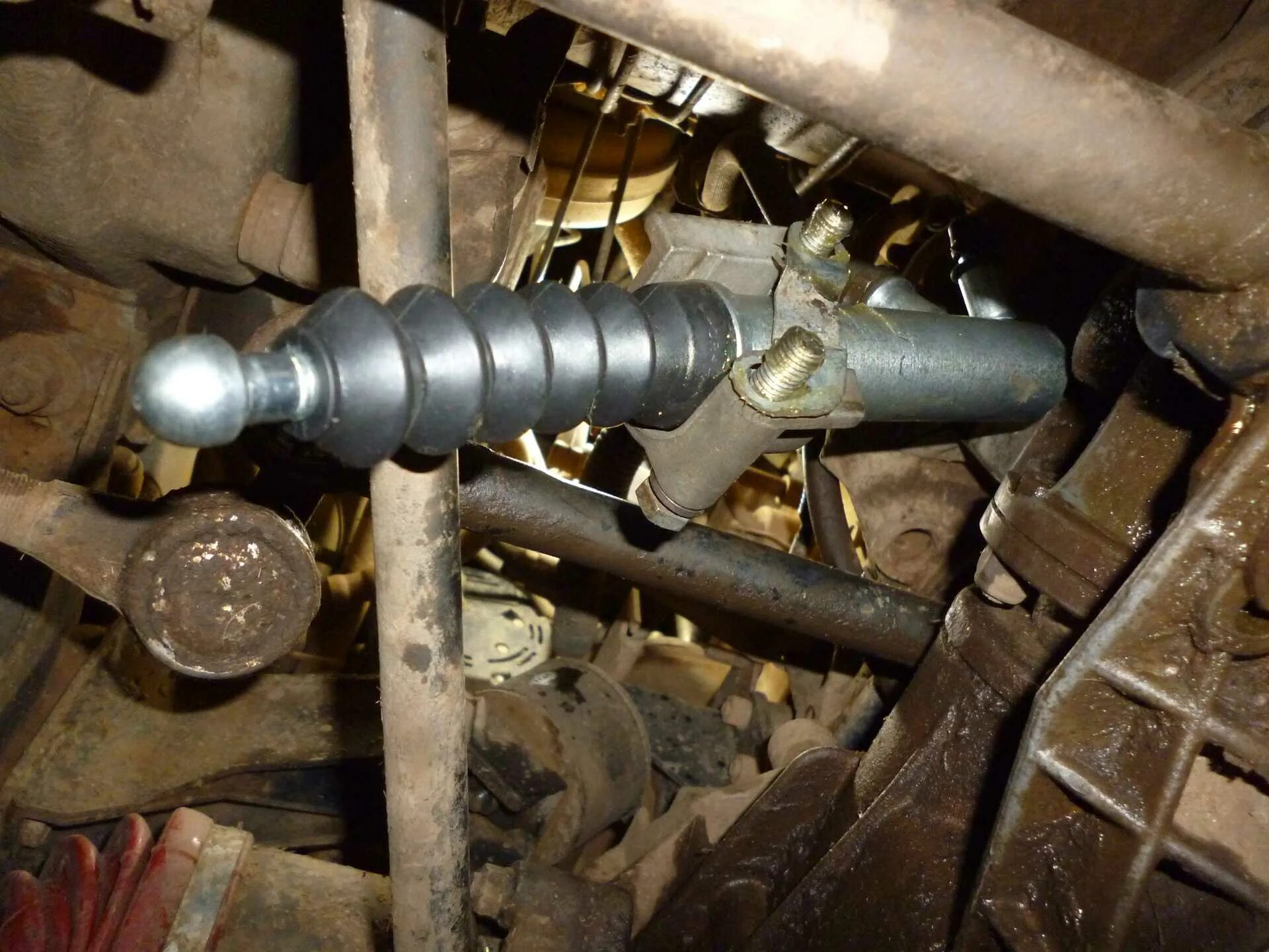 Как поменять рабочий цилиндр на ниве. Выжимной цилиндр сцепления шевроле нива. Как поменять рабочий цилиндр на ниве. Рабочий цилиндр сцепления нива шевроле. Нива 21214 рабочий цилиндр сцепления течет.