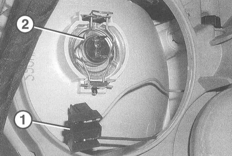 H7 лампа w203 мерседес. Фиксатор лампы ближнего света мерседес w203. Лампочки ближний свет мерседес w203. Как поменять на мерседесе лампочку. Лампочки ближний свет на мерседес вито 639.