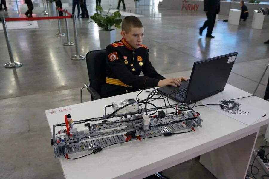 Ученый робототехник. Конференции по робототехнике. Роботы в китае. Конференции по робототехнике. Детские изобретения в школу.