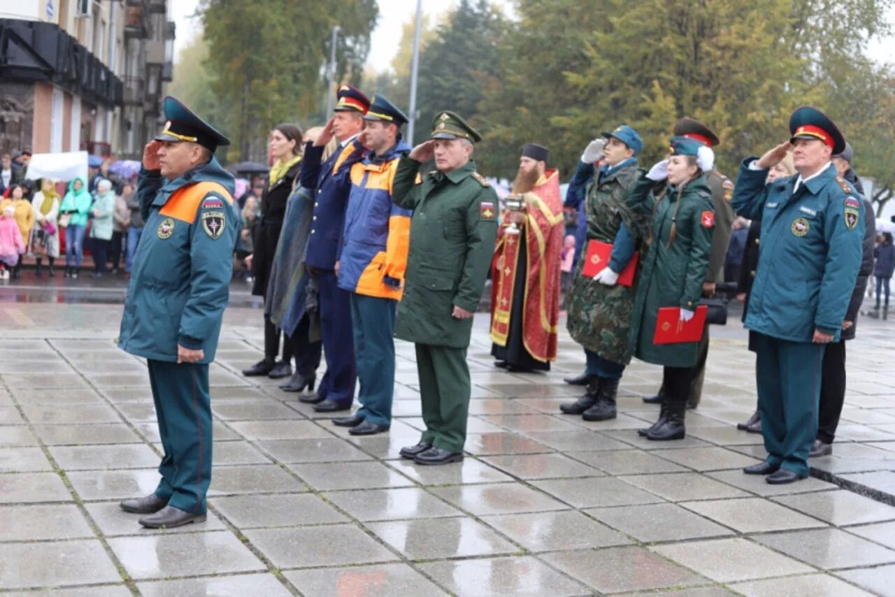 Последний звонок в кадетском классе. Училище мчс кемерово. Кемеровская губернаторская кадетская школа интернат мчс. Кадетский корпус мчс плотниково. Кадетское училище мчс.