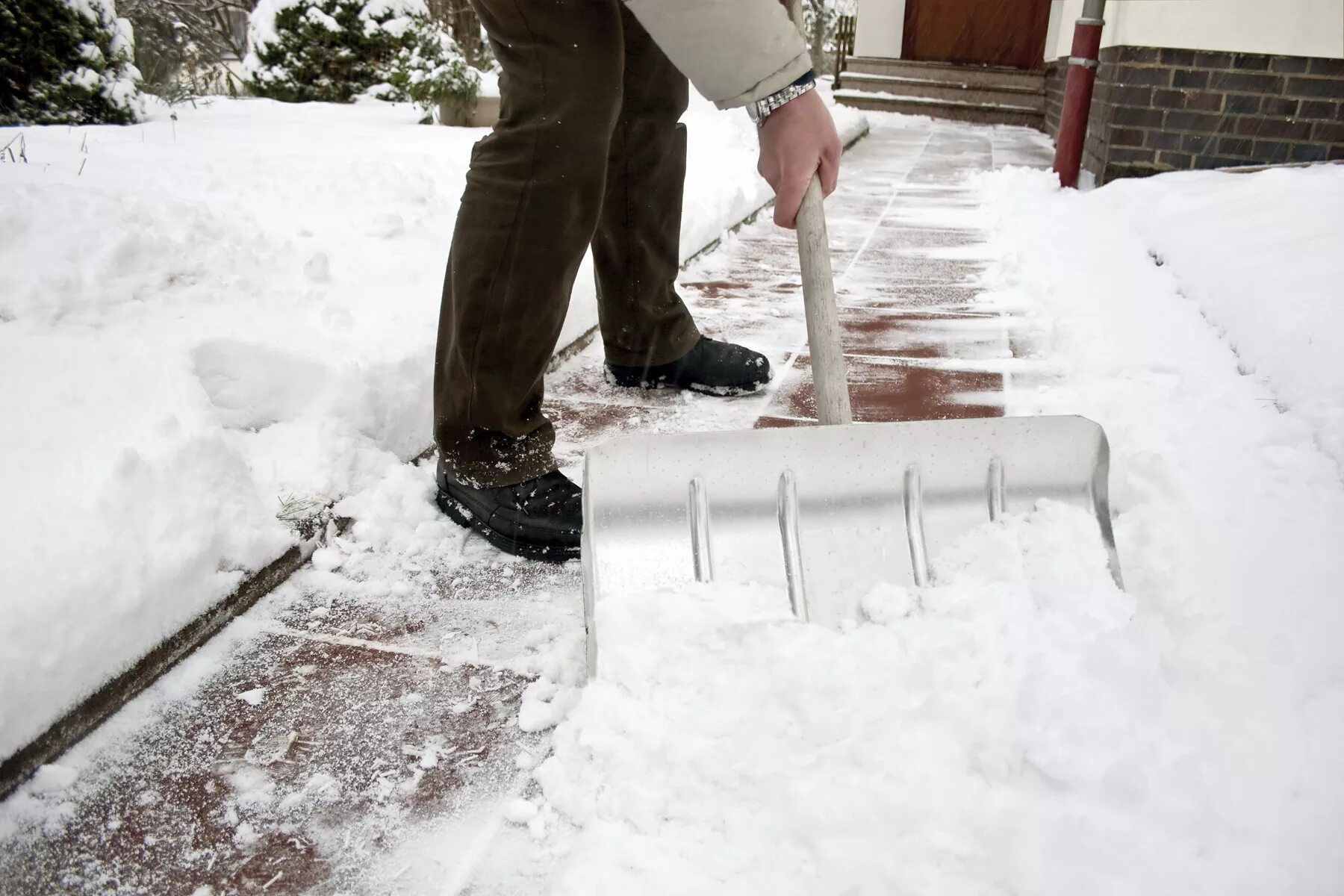 Уборка снега вручную. Лопата для уборки снега. Уборка снега с дорожек. Дорожка от снега.