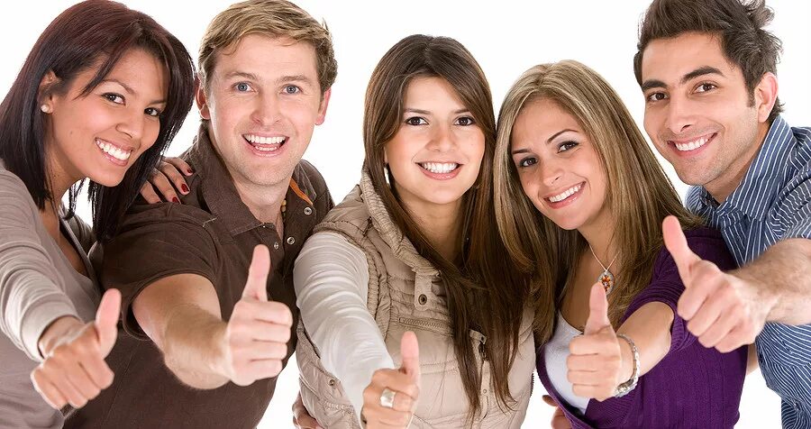 Группа подростков на улице. Молодые люди. Молодые люди. Группа людей. Современная молодежь.