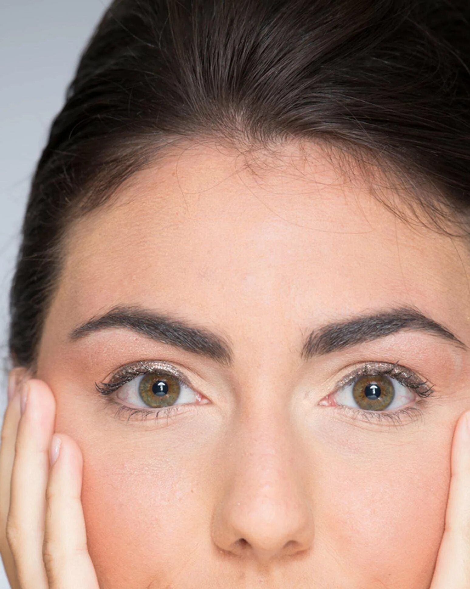 широкая форма бровей. брови ближе к переносице. идеальная форма бровей. красивая форма бровей. макияж для узко посаженных глаз.