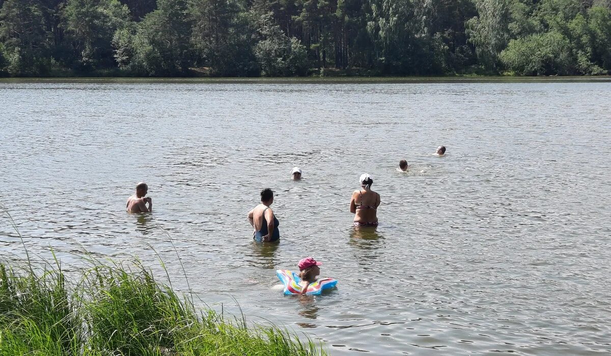 Где купаться в калининграде. Место для купания. Лето купание. Пляж на пруду.