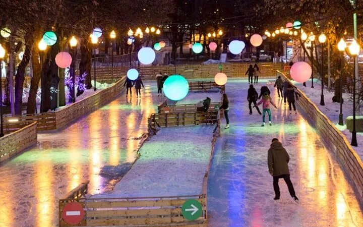 Ледовый каток в парке горького в москве. Парк горького каток где. Московский каток парк горького. Катки в москве парк горького. Парк горького зимой каток.