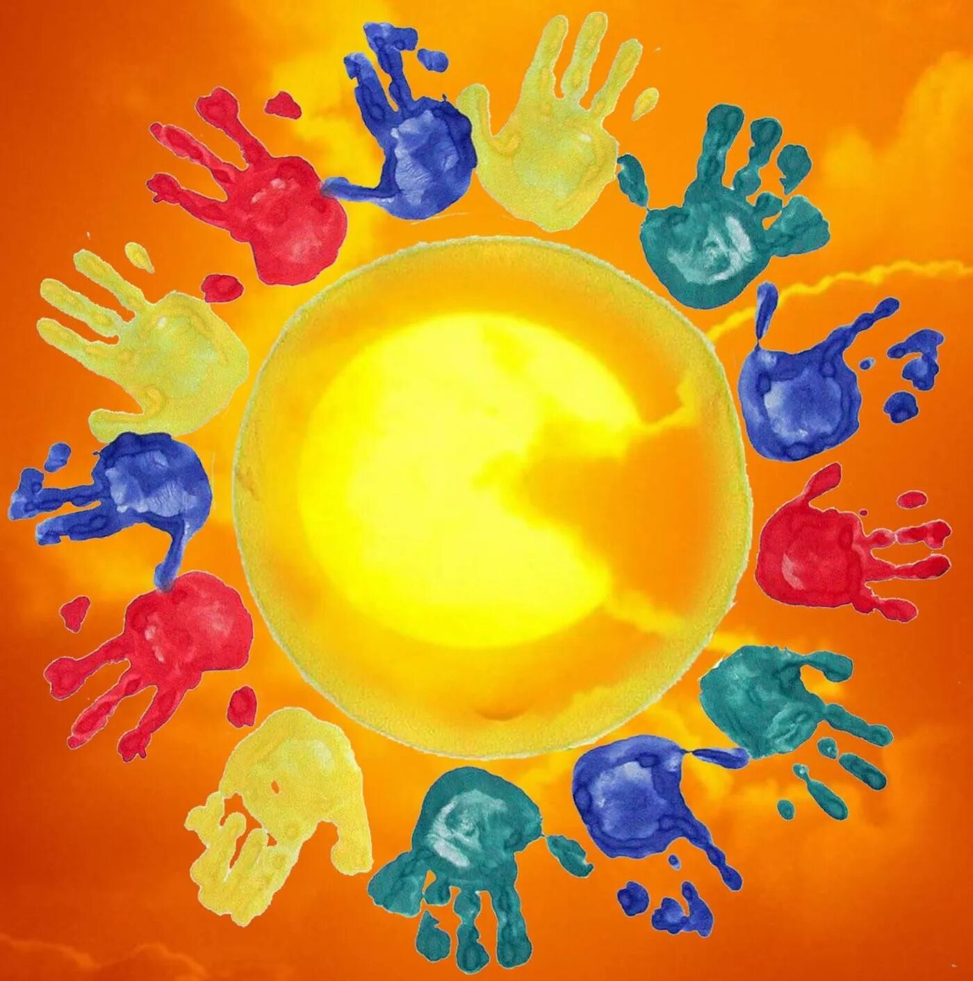 Солнышко мир добра. Разноцветные ладошки. Детское творчество. Детские ладошки. Солнце с ладошками детей.