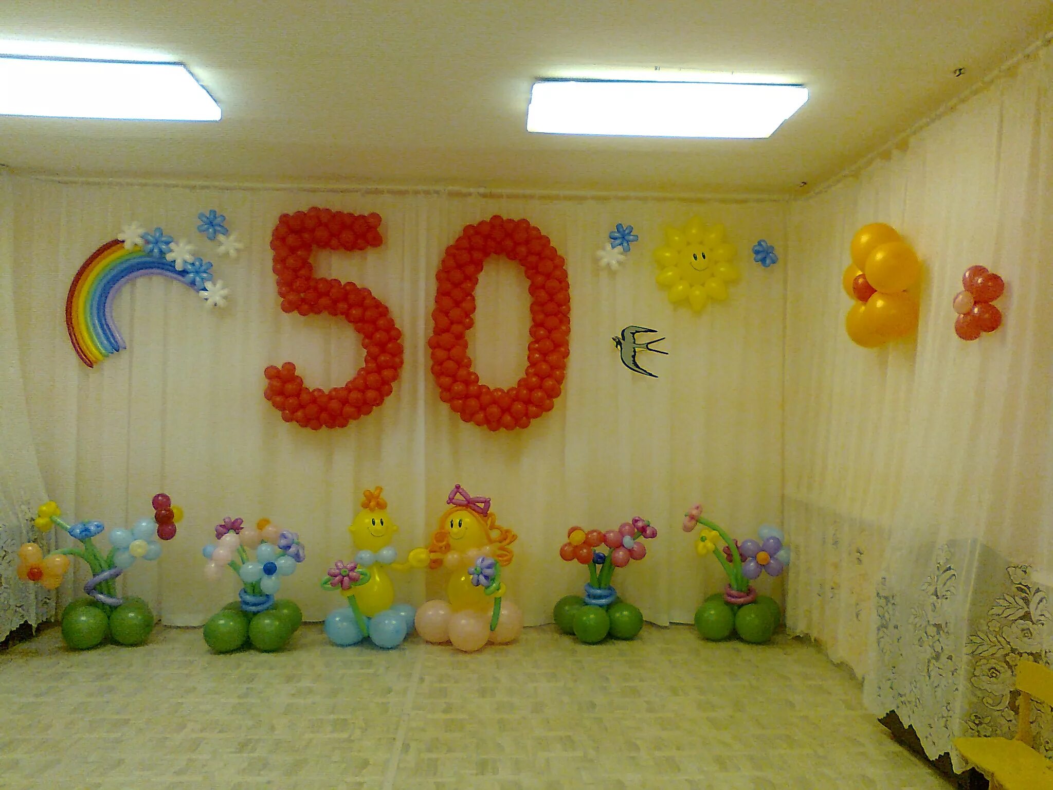 украшение на выпускной в детском. уголо " именнин ка в детском саду. украшение зала на выпускной в детском саду шарами. украшение шарами день защиты детей. день рождение сада оформление.