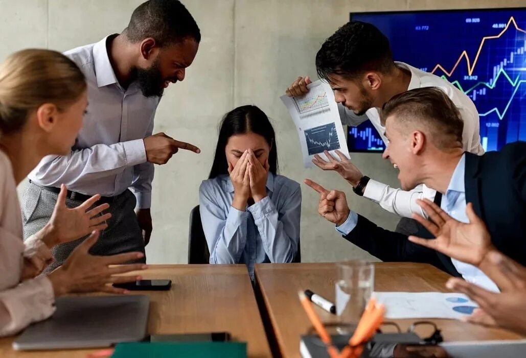 Как противостоять моббингу в коллективе. Буллинг в коллективе. Конфликт в коллективе работников. Буллинг в офисе. Горизонтальный моббинг.