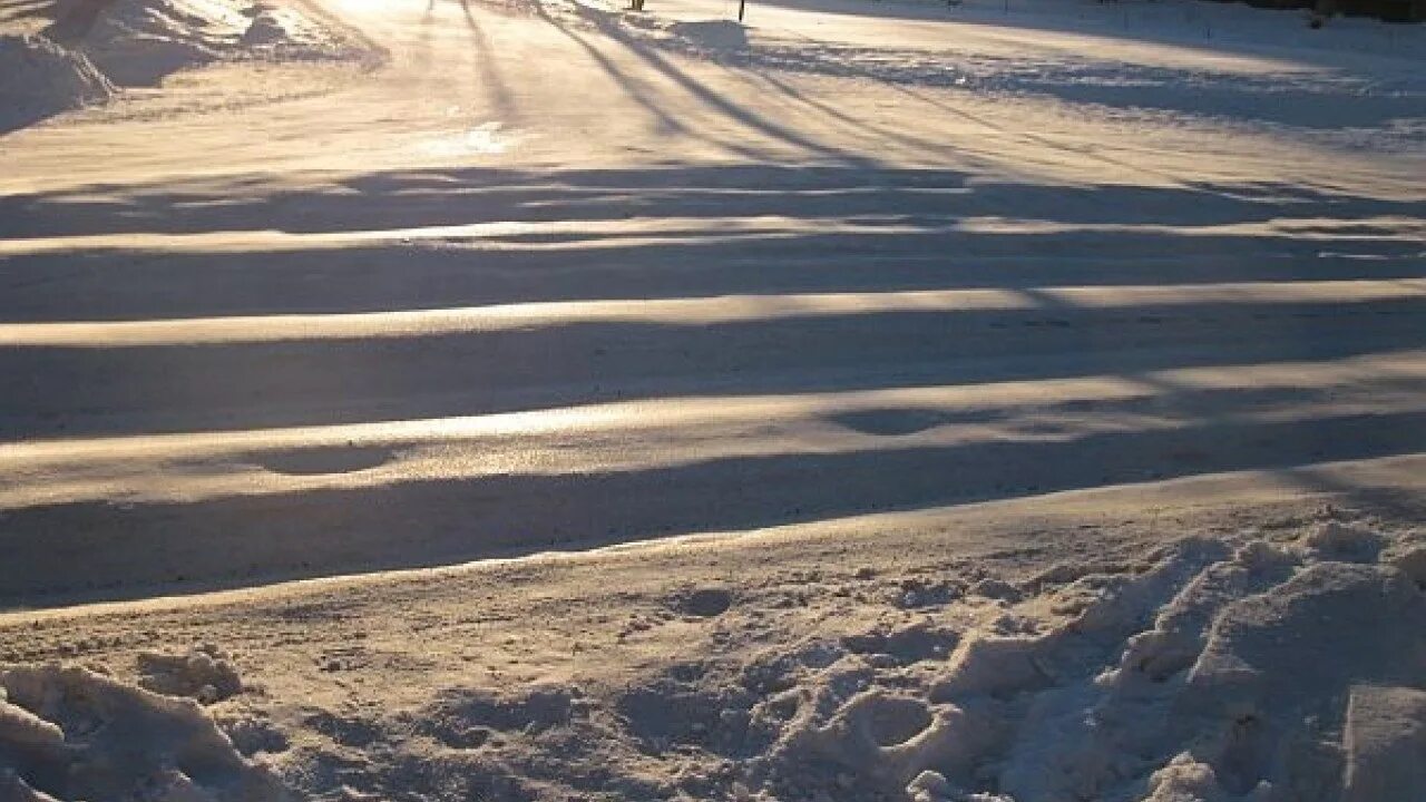 Колея машины. Колейность зимой. Ледяная колея во дворах. Колея на дороге зимой. Колея на дороге зимой.
