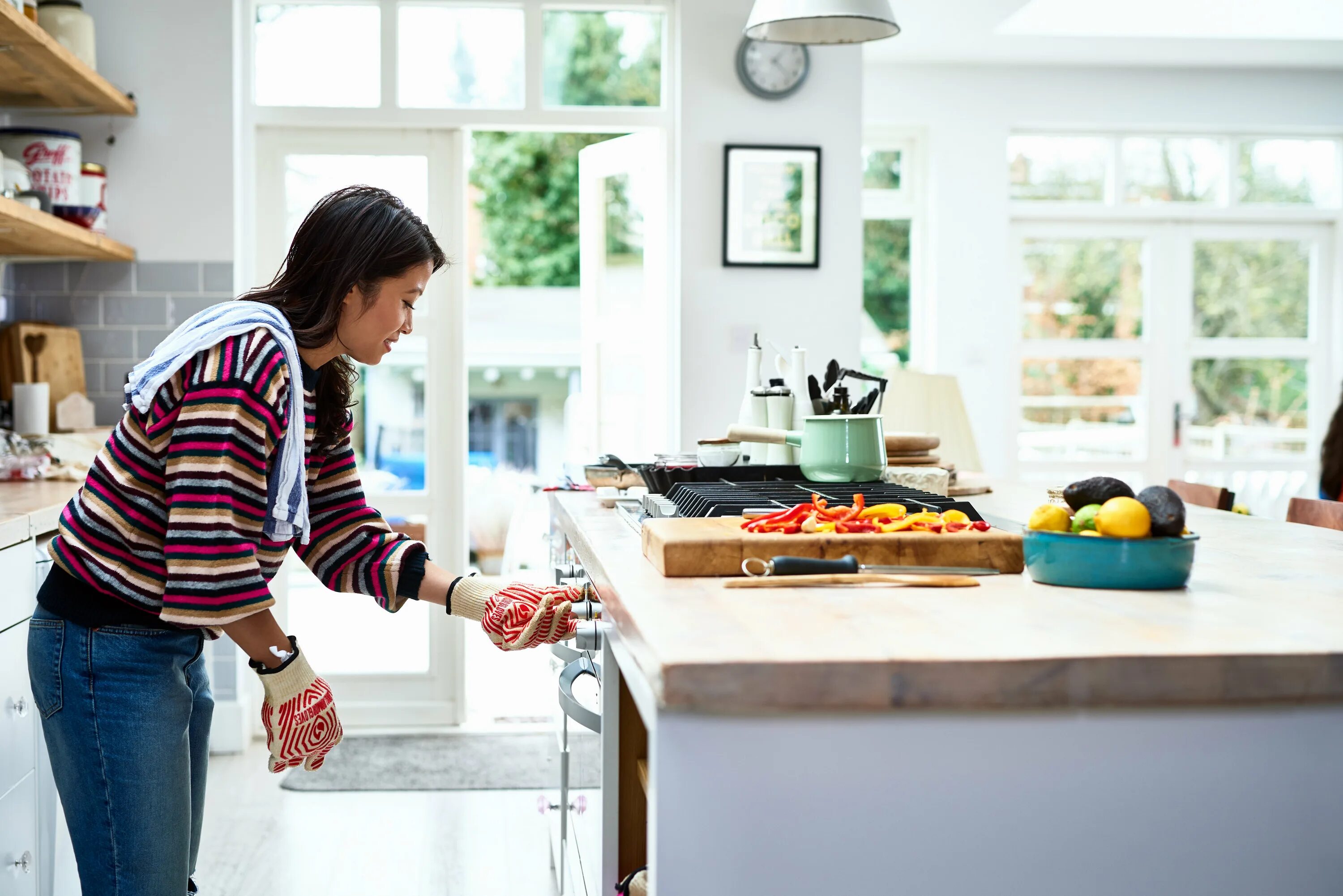 The kitchen отзывы. Bad Cooking woman. Cook in the Kitchen. Kitchen woman Getty. Woman Cooking.