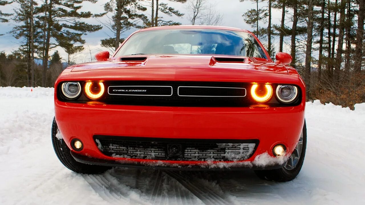 Load auto. Додж Челленджер 3.6. Додж Челленджер красный. Dodge Challenger Hellcat фары. Dodge Challenger 1996.