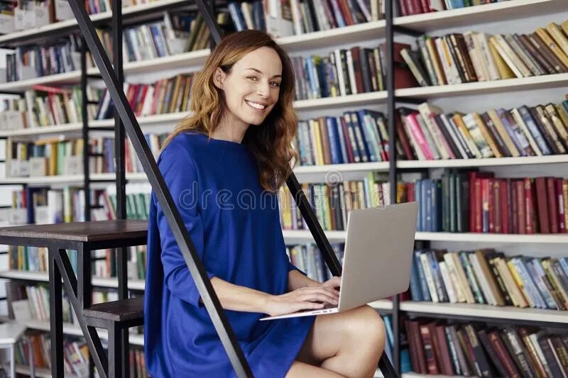 Женщина работает в библиотеке. Женщины в библиотеке на стремянке. Библиотекарь в библиотеке университета. Девушки работающие в библиотеке. Девушка работает головой.