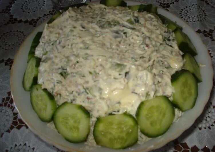 Салат курица сверху тертый огурец. Салат из гречки с творогом и огурцом. Салат из огурцов с гречкой. Салат из куриной грудки огурцов, укропа